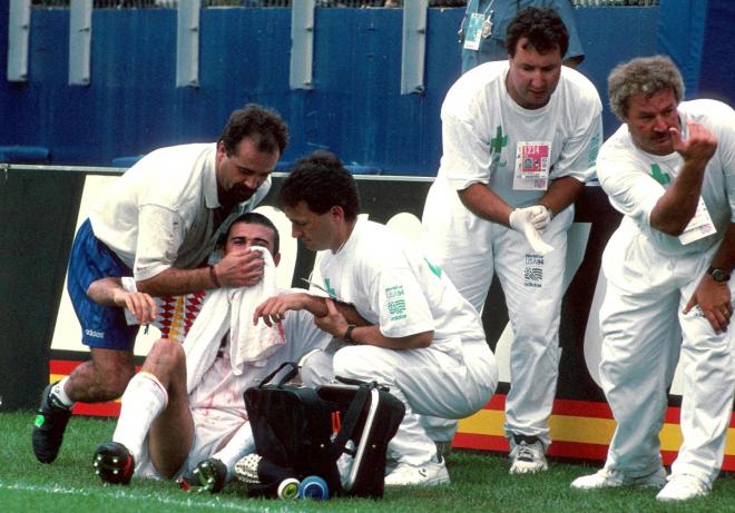 Luis Enrique, tras el codazo de Mauro Tassotti en el Mundial 1994 (Foto: Cordon Press).