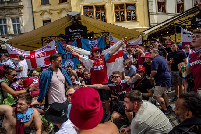 Aficionados del West Ham en Praga (FOTO: EFE).