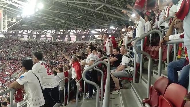 La afición del Sevilla, en las gradas del Puskas Arena.