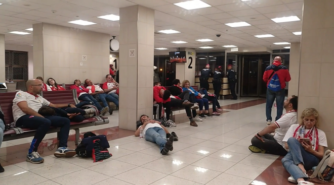 Sevillistas descansan en la Terminal 1 del Aeropuerto de Budapest-Ferenc Liszt.