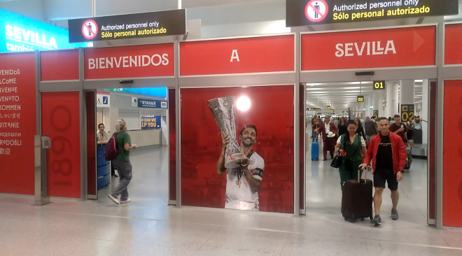 Jesús Navas, en la puerta de salida del Aeropuerto de Sevilla.