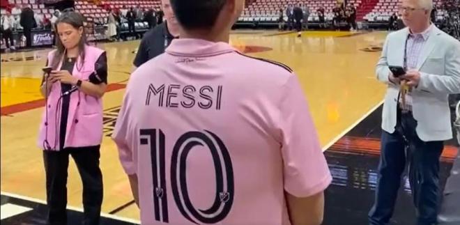 La camiseta de Messi en las finales de la NBA (@sportingnews)