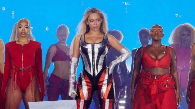 Beyoncé durante la actuación