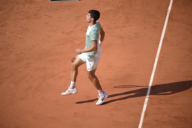 Carlos Alcaraz cojea durante la semifinal contra Djokovic (FOTO: Cordón Press).