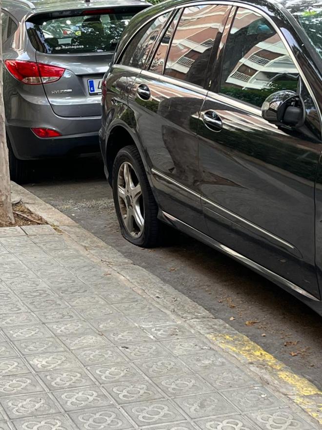 Más vehículos vandalizados en la zona barcelonesa de Sarriá. (@seibur_)