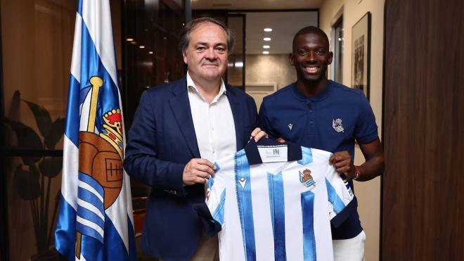 Hamari Traoré, junto a Aperribay tras su fichaje por la Real Sociedad (Foto: Real Sociedad).