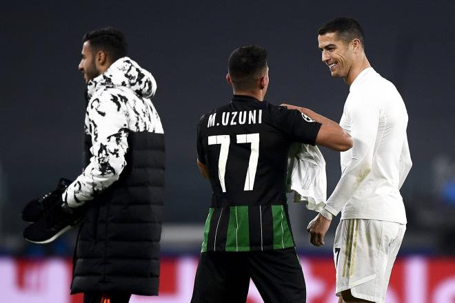 El delantero albanés Myrto Uzuni junto a su referente Cristiano Ronaldo (Foto: Cordon Press)