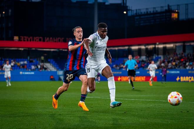 Marvel intenta arrebatar el balón a Luismi en el Barcelona Athlétic-Real Madrid Castilla. Fuente: