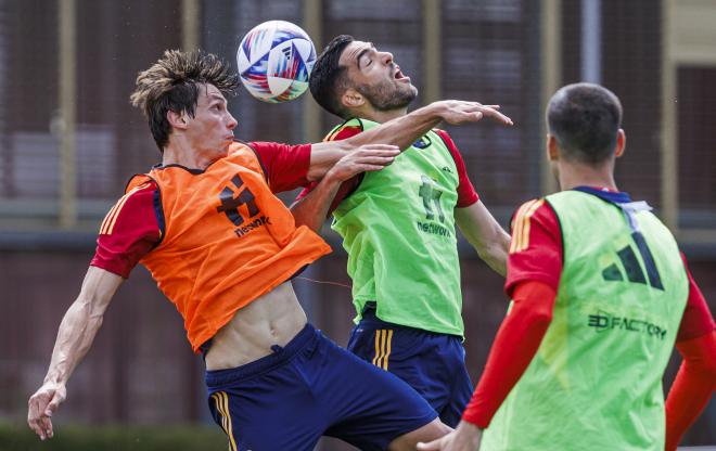 Disputa entre Le Normand y Merino en un entrenamiento de la Selección española en Las Rozas (Foto: RFEF).