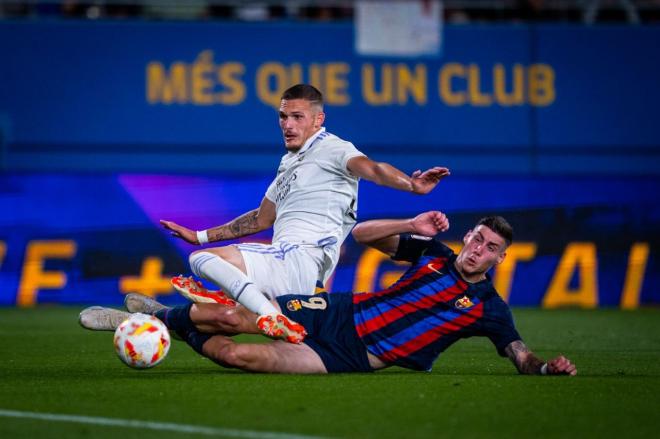 Roberto Fernández frente a Rafa Marín en el Barcelona Athlétic-Real Madrid Castilla. Fuente: Bar