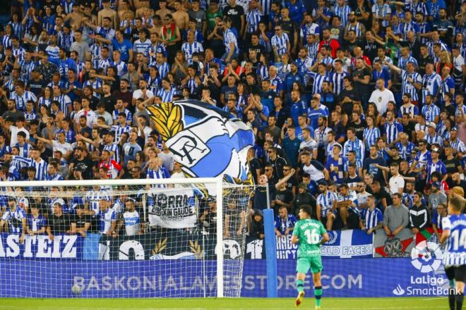 Álex Muñoz, ante la afición local en el Alavés - Levante (Foto: LaLiga).