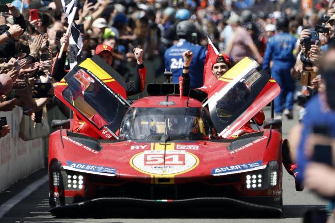 Antonio Giovinazzi, Alessandro Pier Guidi y James Calado celebran la victoria de Ferrari en Le Mans