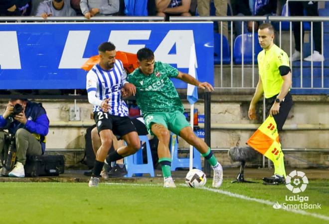 Marc Pubill en partido entre el Alavés y el Levante en la ida de la final del play off. (Foto: LaLiga)