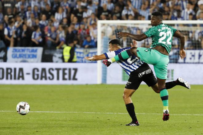 Mohamed Bouldini choca con un rival en el Alavés - Levante (Foto: EFE).