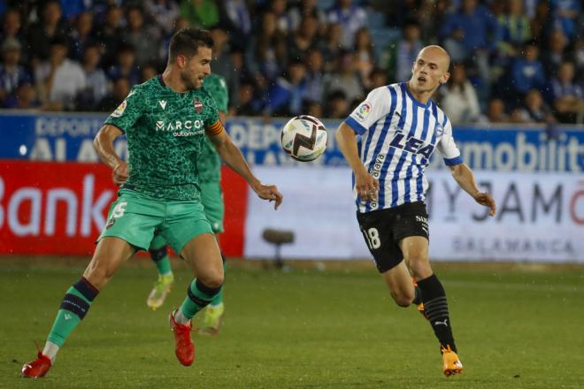 Sergio Postigo presiona a Guridi en el partido entre el Alavés y el Levante en Mendizorroza. (Foto: EFE).