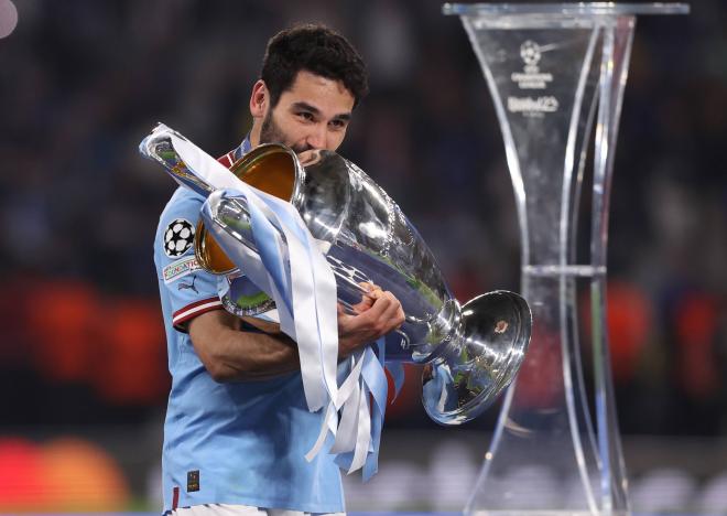Gündogan besa el trofeo de la Champions con el City (FOTO: Cordón Press).
