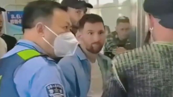 Messi, en el aeropuerto de China.