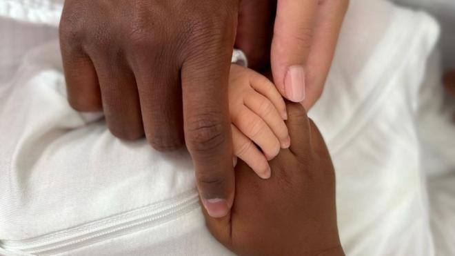 David Alaba, dándole la mano a su hija. (Redes Sociales)