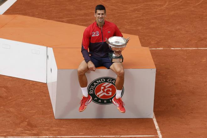 Novak Djokovic posa con su título de Roland Garros (Foto: Cordon Press)