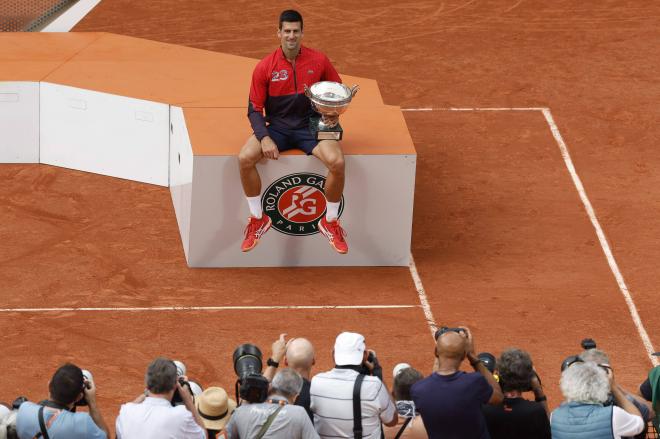 Djokovic posando tras la final de Roland Garros con su ansiado trofeo (Foto: Cordon Press).