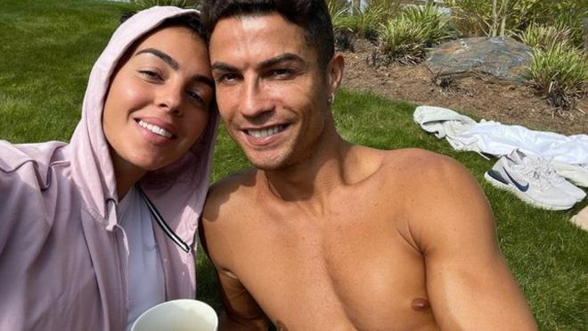 Cristiano Ronaldo y Georgina Rodríguez, en Manchester. (Redes Sociales)
