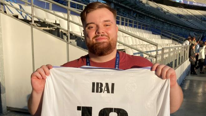 Ibai Llanos, posando con la camiseta del Real Madrid. (Redes Sociales)