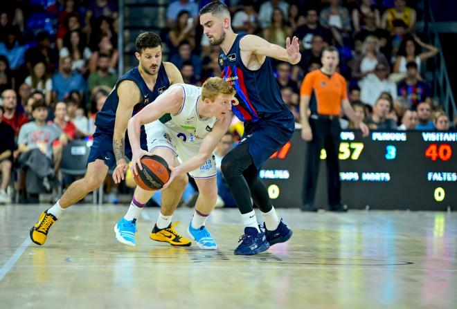 Nicolás Laprovittola intenta robar el balón a Alberto Díez en el Barcelona-Unicaja. Fuente: Cord