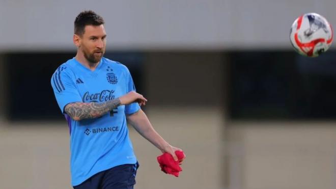 Messi, entrenando con Argentina en China.