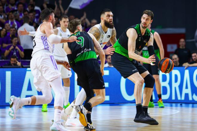 Ante Tomic ante Pourier en el el choque entre el Real Madrid y el Joventut. Fuente: Cordon Press