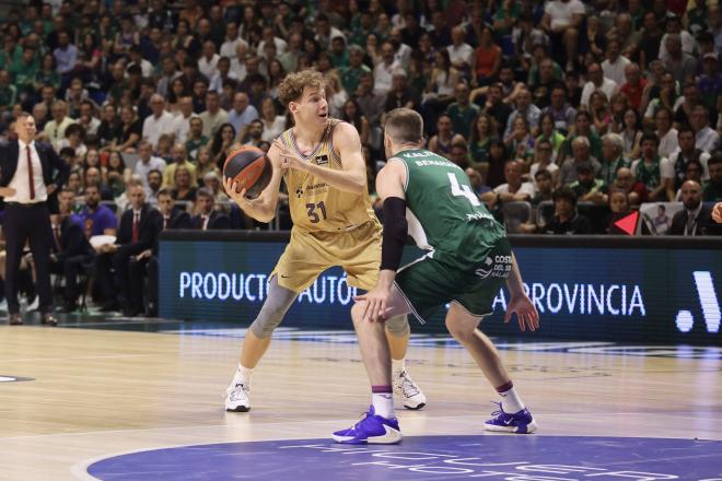 Rokas Jokubaitis ante Tyler Kalinoski en el Unicaja-Barcleona. Fuente: Cordon Press