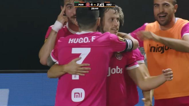 Javi Espinosa celebra un gol con Porcinos FC en la Kings League.