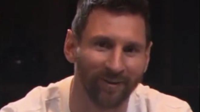 La reacción de Leo Messi cuando intentan que diga 'hola' en chino