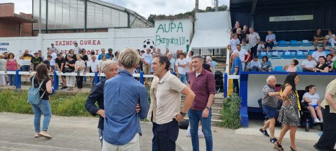 López Ufarte, Idigoras, Zamora y Aranzabal en el campo de futbol de Agorrosin de Bergara (Foto: ElDesmarque).