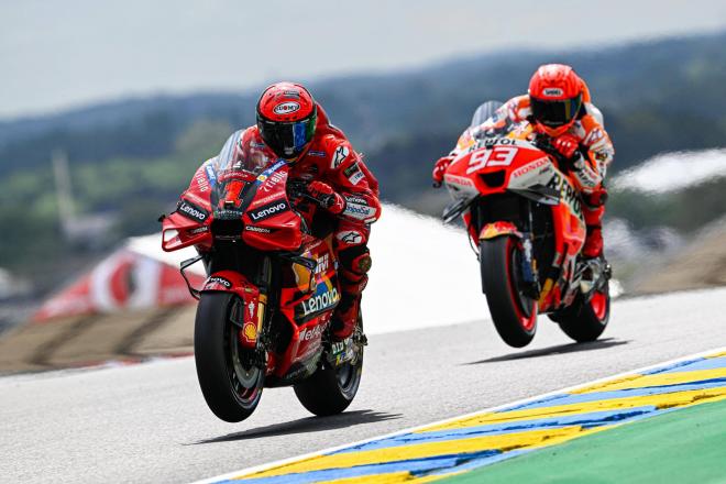 Pecco Bagnaia y Marc Márquez rueda a rueda en Le Mans (Foto: Cordon Press).