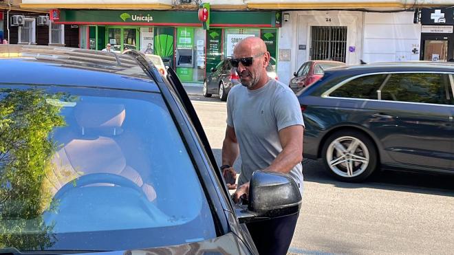 Monchi abandona andando el Sánchez-Pizjuán tras la reunión de este miércoles