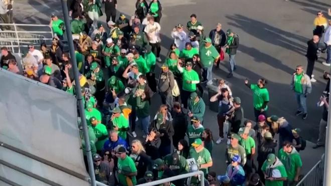 Los fans de los A's de Oakland se manifiestan en las puertas del estadio.