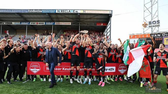 La plantilla del Almere City celebra el ascenso a la Eredivisie (Foto: Almere City).