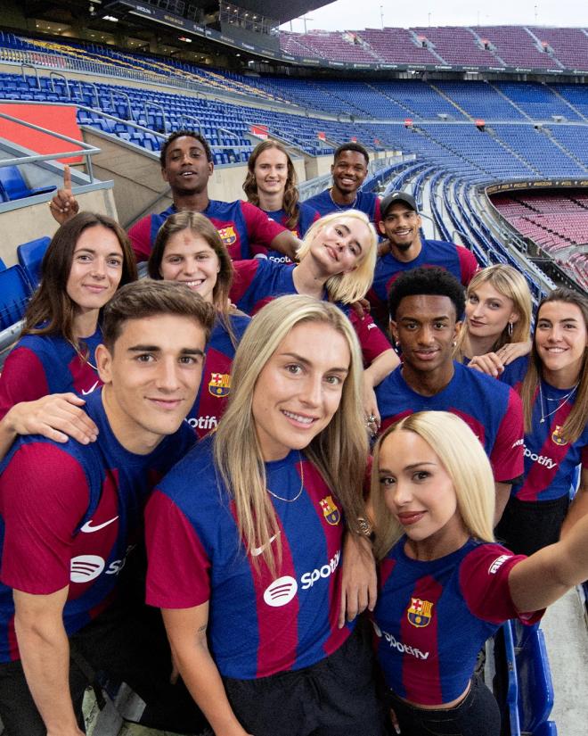 Los artistas en la presentación de la camiseta del Barcelona.jpg