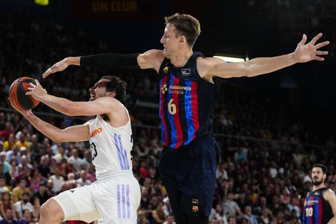 Sergio Llull ante Jan Vesely en el Barcelona-Real Madrid. Fuente: Cordon Press