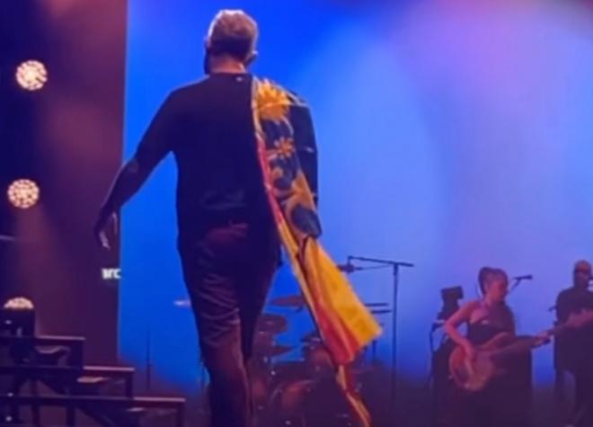 Alejandro Sanz luce la senyera con el escudo del Levante UD en el concierto de Valencia