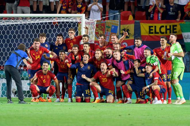 La selección española posa tras clasificarse para la final de la UEFA Nations League (Foto: Cordon Press)