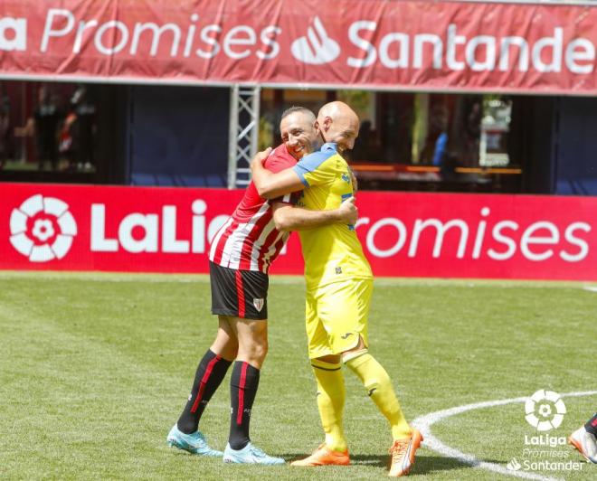 Cazorla y Toquero se abrazan en LaLiga Promises (Foto: LaLiga).