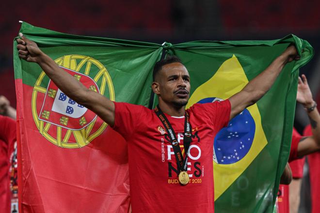 Fernando Reges celebra la Europa League con las banderas de Portugal y Brasil (Foto: Cordon Press).