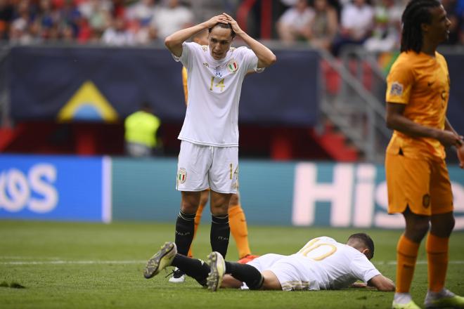 Pellegrini y Chiesa se lamentan durante el partido entre Italia-Países Bajos. Fuente: Cordon Press