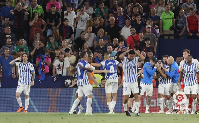Celebración del crucial gol de Asier Villalibre para ascender ante el Levante (Foto: LaLiga).