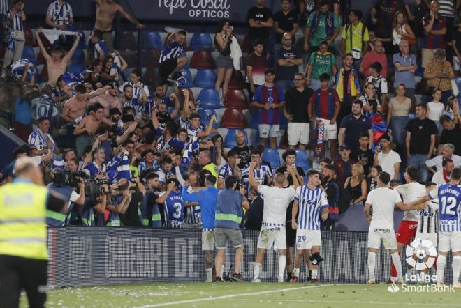 Celebración del Alavés del decisivo gol del 'Búfalo' Villalibre ante el Levante. (Foto: LaLiga)