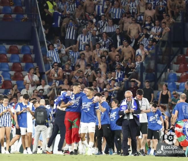 Celebración de ascenso del Alavés tras el Levante-Alavés. Fuente: Cordon Press