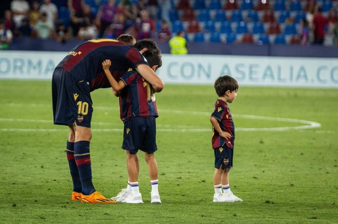 Las lágrimas de Iborra con sus hijos tras no conseguir el ascenso con el Levante.