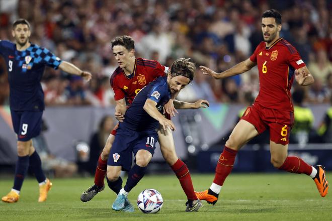 Modric y Gavi disputan un balón en el Croacia-España (FOTO: Cordón Press).
