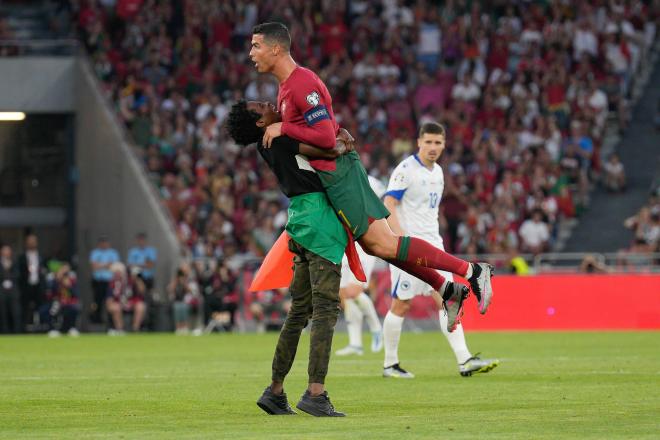 Un aficionado abraza a Cristiano Ronaldo en pleno partido (FOTO: Cordón Press).